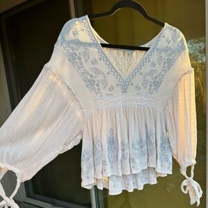 American Eagle Outfitters Cream & Blue Embroidered Puff Flutter Sleeve Blouse
